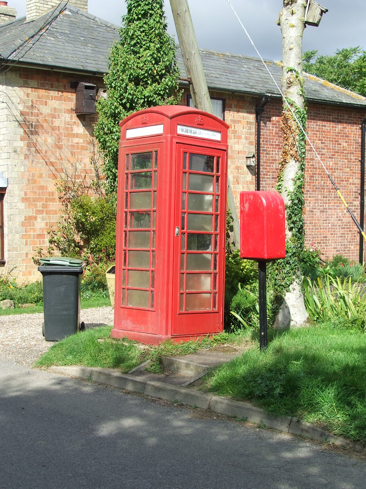 A classic red British telephone box