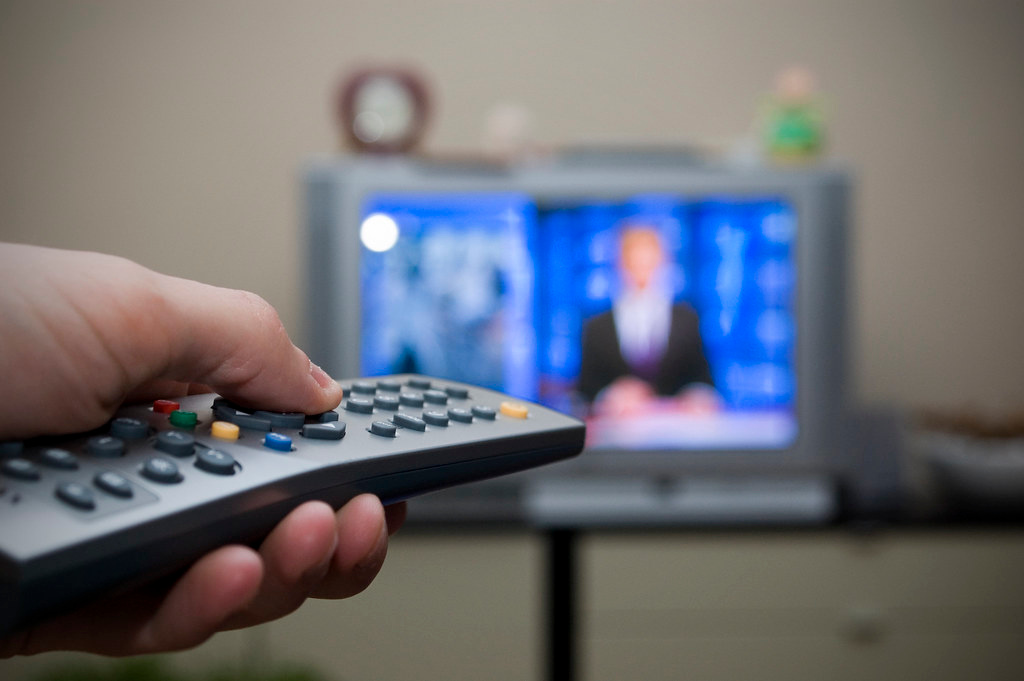 A mund të mësoj anglisht nga TV? Po, mundesh dhe ja se si..