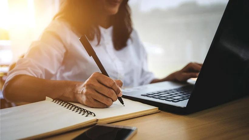 4 përfitimet e të mësuarit të gjuhës angleze në klasë virtuale (online)